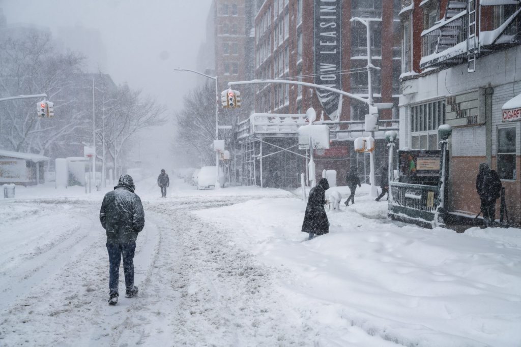 New York (United States), 23/02/2026.- Pedestrians walk through empty roads in Lower Manhattan in heavy snow during the winter blizzard in New York, New York, USA, 23 February 2026. The National Weather Service has issued a blizzard warning for New York City, forecasting up to 24 inches of snow. A vehicular travel ban is in effect until noon on 23 February. (Nueva York) EFE/EPA/OLGA FEDOROVA