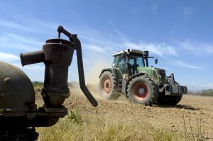 GI03. CASTELLÓ D'EMPURIES, (GIRONA), 08.04.08 -. Un tractor trabaja junto a una bomba de agua esta mañana en los campos de arroz de Castelló d'Empuries, pertenciente al sistema de regadio del río Muga, donde no está asegurado el agua para sembrar el arroz esta temporada debido a la sequia. EFE/Robin Townsend