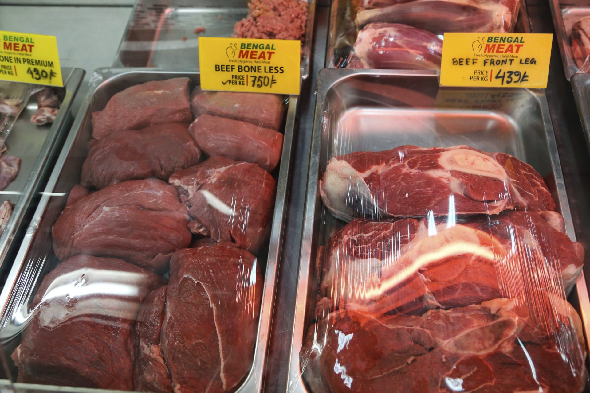 GRA007. DACCA (BANGLADESH), 16/07/2015.- Fotografía tomada el pasado 12 de julio de 2015, de un mostrador de una carnicería de Dacca, con filetes de ternera. La India, empeñada en proteger a sus vacas sagradas, ha lanzado una operación contra el masivo contrabando de vacuno a Bangladesh que ha disparado los precios de la ternera en el país islámico, aunque los expertos ven en la crisis la posibilidad de desarrollar un sector rudimentario. EFE/Igor G. Barbero