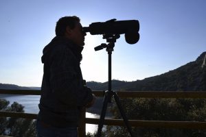GRA043. VILLAREAL DE SAN CARLOS (CÁCERES), 03/03/2013.- El canto de los pájaros ha estado tradicionalmente ligado al bienestar y al relax, y la contemplación de la naturaleza y el avistamiento de aves al ocio, a las actividades de voluntariado o a los talleres y aulas de educación ambiental. Pero hoy, las administraciones y los operadores de viajes han puesto el foco en los miles de turistas que recorren el mundo en busca de aves, conscientes de que se trata de ciudadanos generalmente con un poder adquisitivo medio o alto. Los ornitólogos son pioneros del turismo verde o ecológico, ciudadanos muy comprometidos con los valores asociados a la naturaleza y a la protección, objetos de deseo de las organizaciones conservacionistas por su contribución científica, y hoy, además, objetivo de esos operadores que pretenden que su presencia en una zona repercuta sobre el "PIB" local o regional. EFE/Raúl Casado