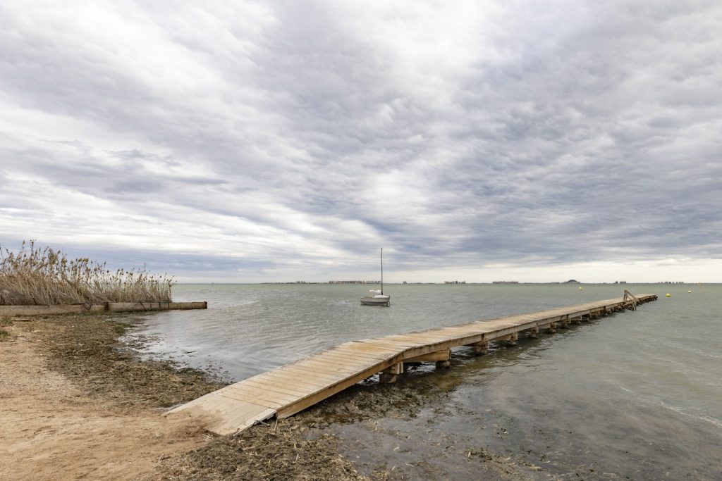 SAN JAVIER (MURCIA), 02/02/2026.- Vista del Mar Menor (Murcia) este lunes. Ecologistas en Acción ha pedido este lunes, con motivo del Día Mundial de los Humedales, medidas para la protección y restauración de este tipo de espacios en la Región de Murcia, al tiempo que ha reclamado actualizar el Catálogo Regional, con más de 50 enclaves, para su incorporación al Inventario Español de Zonas Húmedas, que reúne más de 2.000 espacios en el país. EFE/ Marcial Guillén