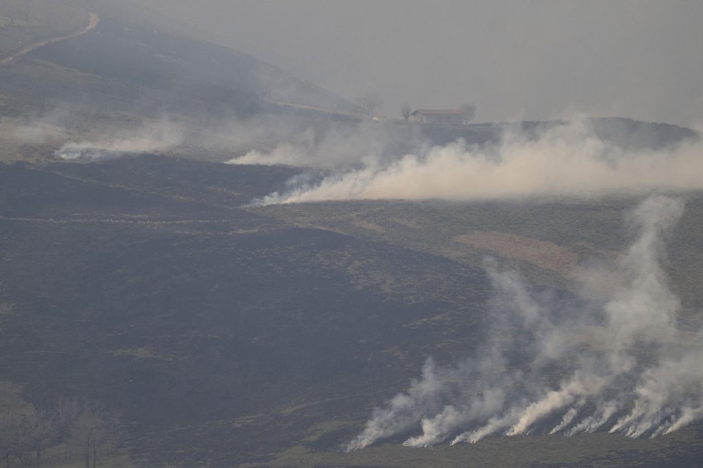 RIONANSA (CANTABRIA), 07/04/2026.- Vista de un incendio forestal este martes, en la localidad cántabra de Rionansa. Cantabria registra en la mañana de este martes 23 incendios activos, uno de los cuales ha obligado a cortar la conexión ferroviaria con la Meseta, con lo que la situación sigue siendo complicada ante las previsiones de riesgo extremo de fuego. EFE/ Pedro Puente Hoyos
