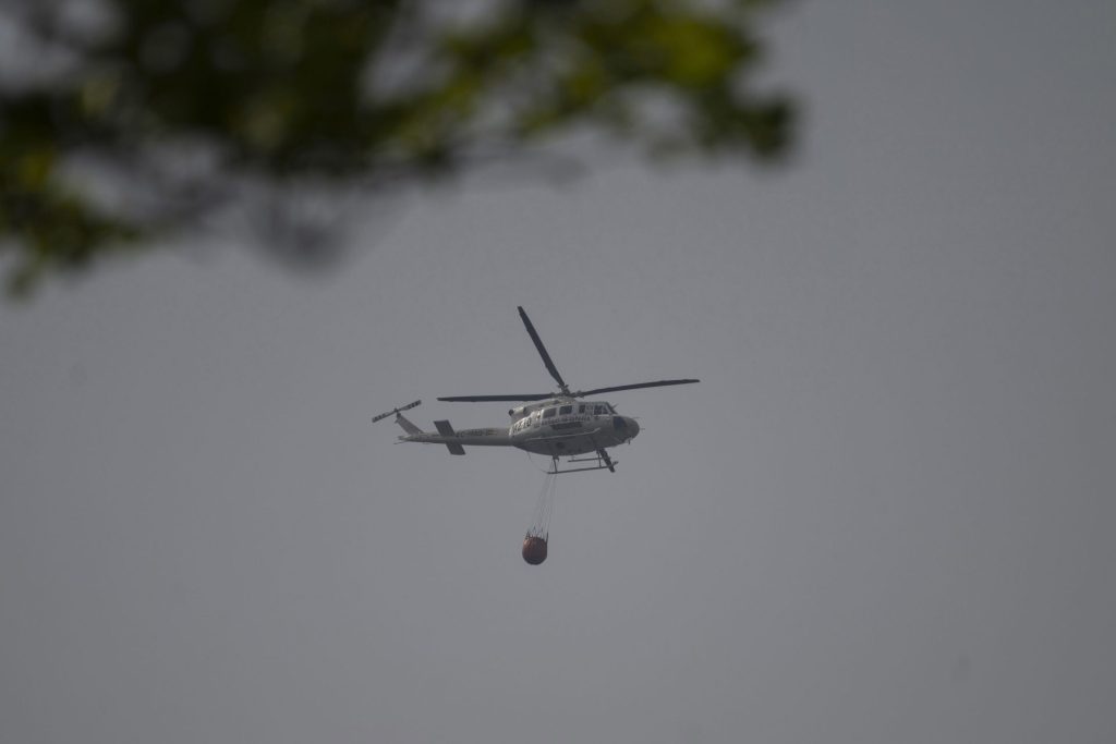 RIONANSA (CANTABRIA), 07/04/2026.- Medios aéreos trabajan en la extinción de un incendio forestal este martes, en la localidad cántabra de Rionansa. Cantabria registra en la mañana de este martes 23 incendios activos, uno de los cuales ha obligado a cortar la conexión ferroviaria con la Meseta, con lo que la situación sigue siendo complicada ante las previsiones de riesgo extremo de fuego. EFE/ Pedro Puente Hoyos