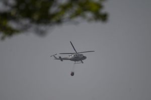 RIONANSA (CANTABRIA), 07/04/2026.- Medios aéreos trabajan en la extinción de un incendio forestal este martes, en la localidad cántabra de Rionansa. Cantabria registra en la mañana de este martes 23 incendios activos, uno de los cuales ha obligado a cortar la conexión ferroviaria con la Meseta, con lo que la situación sigue siendo complicada ante las previsiones de riesgo extremo de fuego. EFE/ Pedro Puente Hoyos