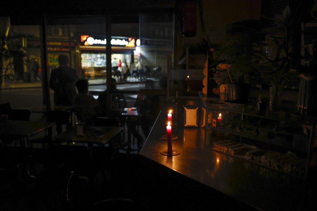 BARCELONA, 28/04/2025.- Algunos establecimientos con luz y otros sin ella esta noche en Barcelona, tras el apagón eléctrico que ha afectado este lunes a España y que ha dejado sin servicio el metro, el tranvía y todas las líneas de ferrocarril en Barcelona, y sin red de teléfonos móviles ni internet. EFE/Toni Albir