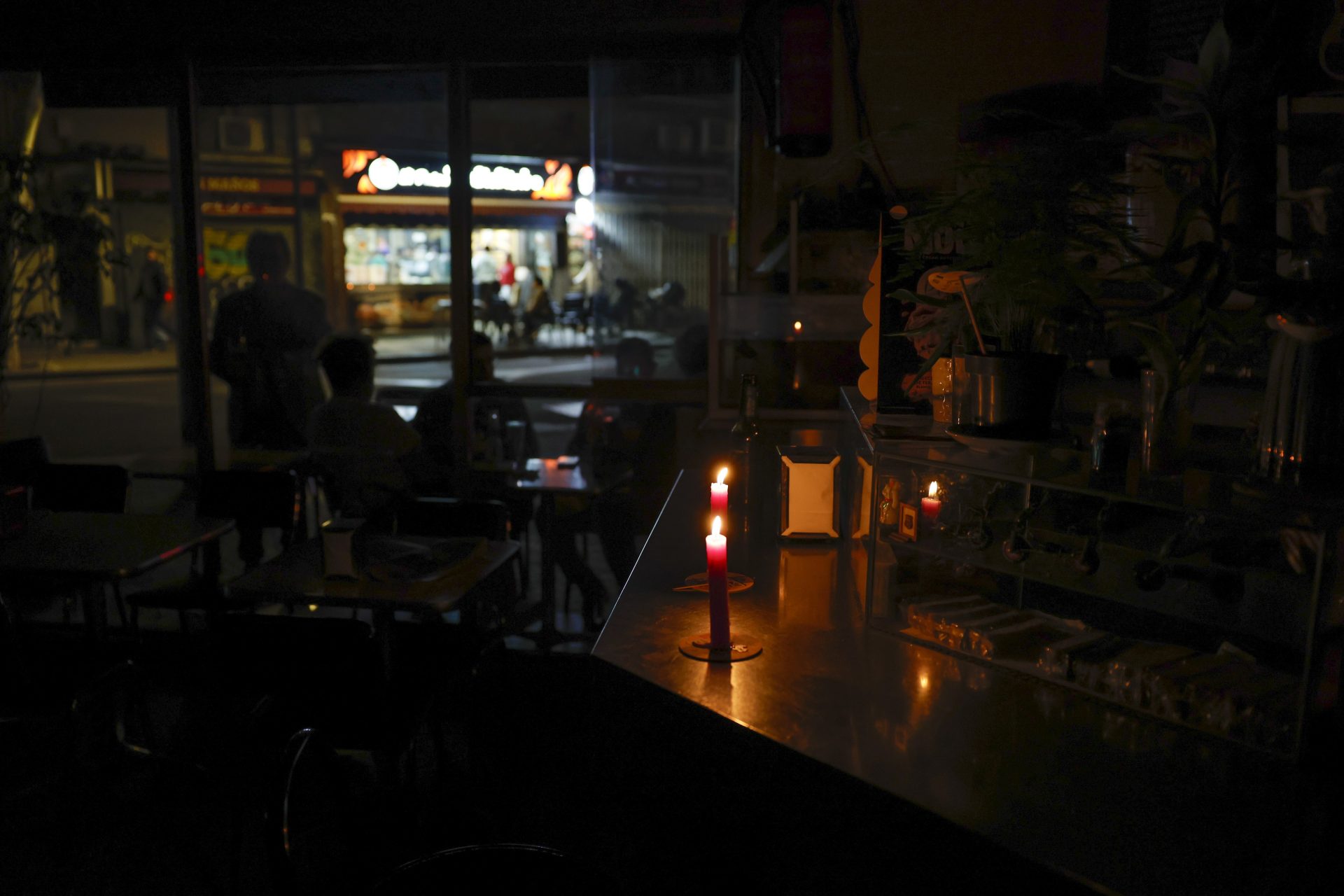 BARCELONA, 28/04/2025.- Algunos establecimientos con luz y otros sin ella esta noche en Barcelona, tras el apagón eléctrico que ha afectado este lunes a España y que ha dejado sin servicio el metro, el tranvía y todas las líneas de ferrocarril en Barcelona, y sin red de teléfonos móviles ni internet. EFE/Toni Albir