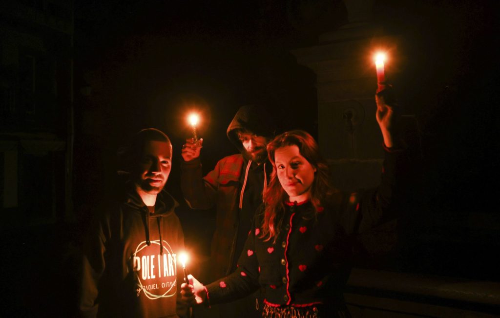 SANTIAGO DE COMPOSTELA (ESPAÑA), 29/04/2025.- Unos estudiantes se pasean por la plaza del Toural de Santiago de Compostela iluminados por velas durante esta pasada noche del apagón eléctrico. EFE/Xoán Rey