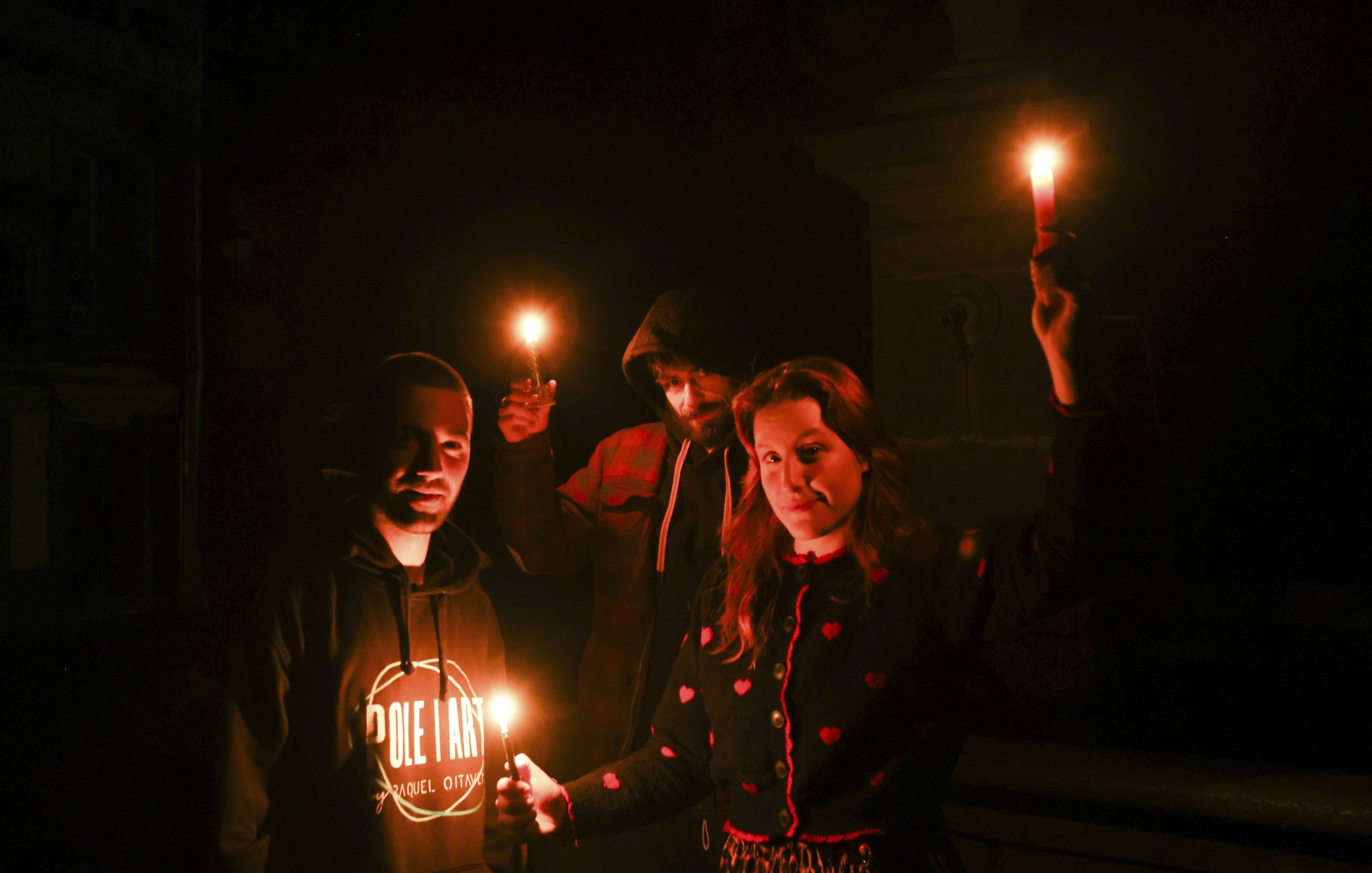SANTIAGO DE COMPOSTELA (ESPAÑA), 29/04/2025.- Unos estudiantes se pasean por la plaza del Toural de Santiago de Compostela iluminados por velas durante esta pasada noche del apagón eléctrico. EFE/Xoán Rey