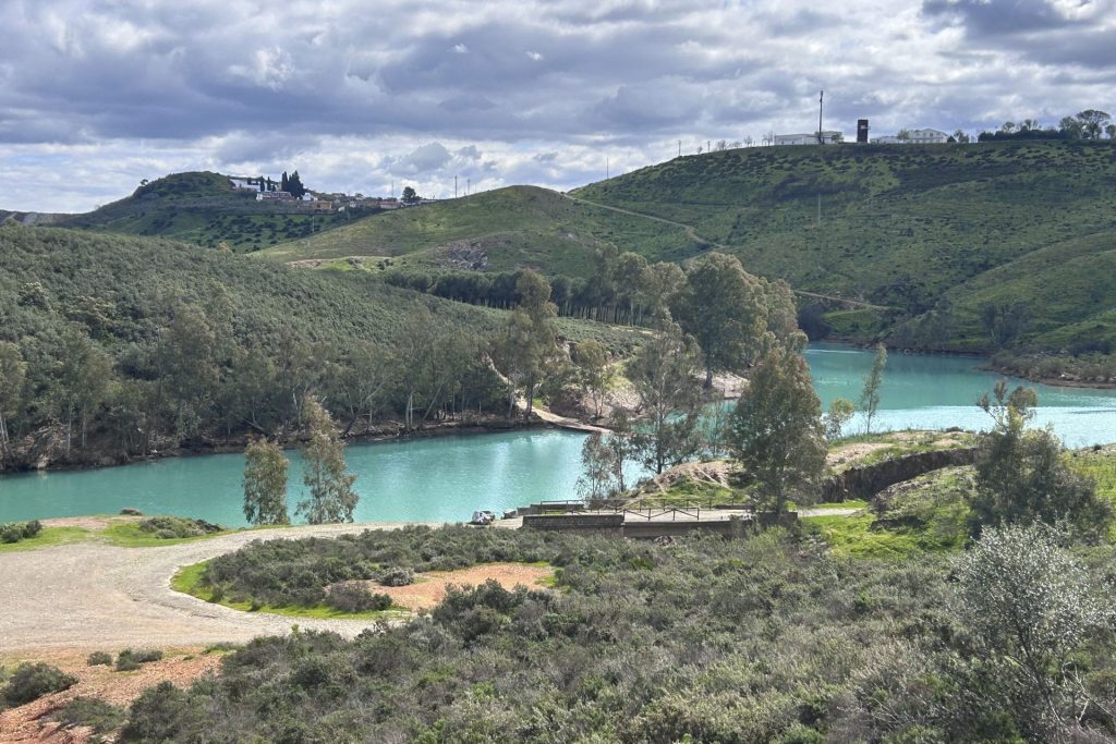 AZNALCÓLLAR (SEVILLA), 10/03/2026.- Imagen del contraembalse del Agrio, en Aznalcóllar (Sevilla), teñido de verde, tras las últimas lluvias, por las filtraciones de metales acumulados en la escombrera de la mina de la localidad, lo que provoca la intensa tonalidad verde que se puede apreciar esta semana. EFE/Fermín Cabanillas