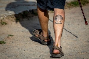LOGROÑO 27/05/2023.- Una peregrino del Camino de Santiago a su paso por el pantano de la Grajera, en Logroño (La Rioja). La Agencia Estatal de Meteorología (Aemet) prevé para este sábado, en La Rioja, cielo velado por nubes altas; a partir del mediodía crecerán nubes de evolución en la sierra, aumentando la nubosidad media desde el sur.- EFE/Raquel Manzanares