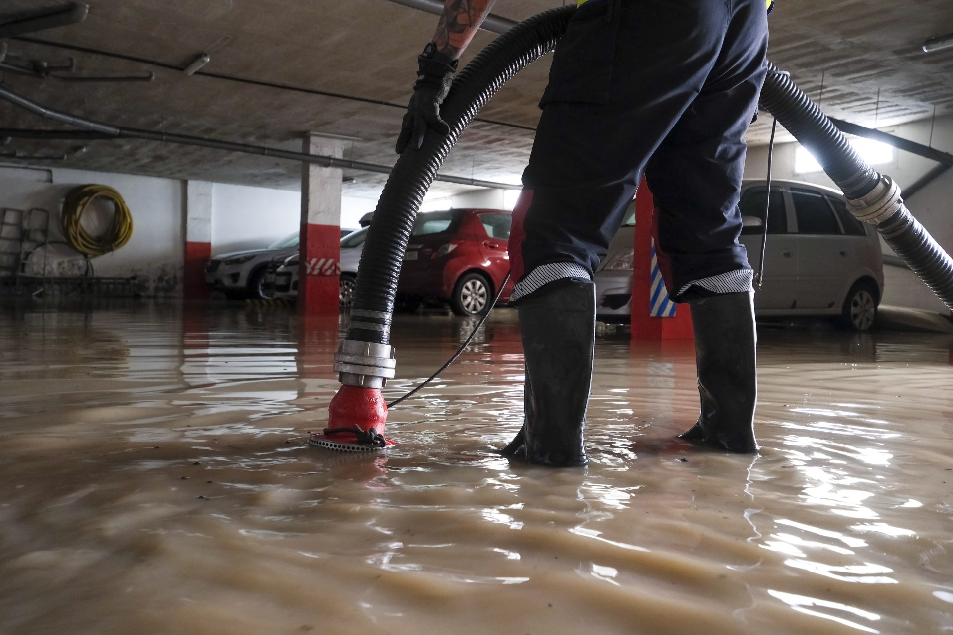 GRAFCAN1759. BAÑADEROS (GRAN CANARIA) (ESPAÑA), 24/03/2026.- La reactivación de la borrasca Therese ha provocado en Gran Canaria fuertes lluvias que han causado numerosos incidentes. En la imagen una persona achica agua de un garaje. EFE/Angel Medina G.