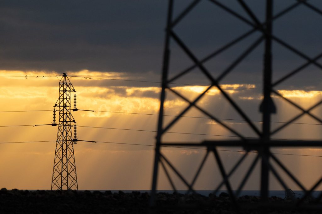 GRAFCAN8686. PUERTO DEL ROSARIO (FUERTEVENTURA) (ESPAÑA), 29/04/2025.- El apagón que este lunes dejó sin luz a la mayor parte de la España peninsular no ha tenido incidencias en las redes eléctricas de Canarias, aisladas de la península, pero sí se ha notado en importantes distorsiones en las redes de telecomunicaciones. En la imagen, tendidos eléctricos en Fuerteventura. EFE/Carlos de Saá