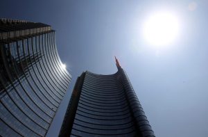 epa05434990 The sun shines over Unicredit Tower during a warm and sunny day in Milan, Italy, 21 July 2016. According to meteorologists, the heat wave gripping Italy is set to intensify during the course of the weekend. EPA/MATTEO BAZZI