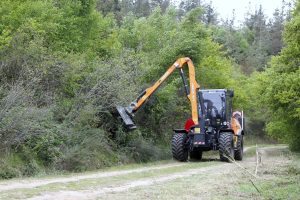 Vista del dispositivo que trabaja en Galicia denominadas unidades batracio, equipadas con maquinaria pesada como tractores, trituradoras, cisternas y buldócers y especializadas en zonas de montaña, donde la orografía complica el acceso al terreno. Cuando el monte está tranquilo, los bomberos forestales también trabajan. EFE/ Eliseo Trigo
