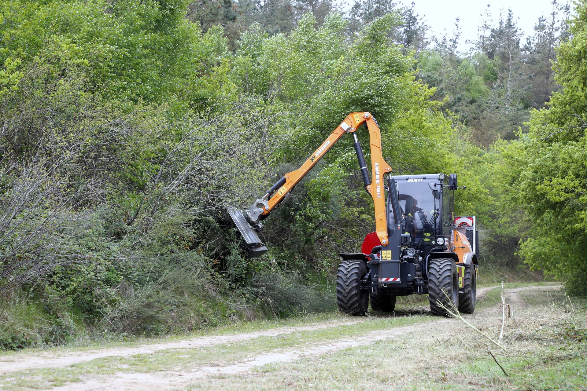 Vista del dispositivo que trabaja en Galicia denominadas unidades batracio, equipadas con maquinaria pesada como tractores, trituradoras, cisternas y buldócers y especializadas en zonas de montaña, donde la orografía complica el acceso al terreno. Cuando el monte está tranquilo, los bomberos forestales también trabajan. EFE/ Eliseo Trigo