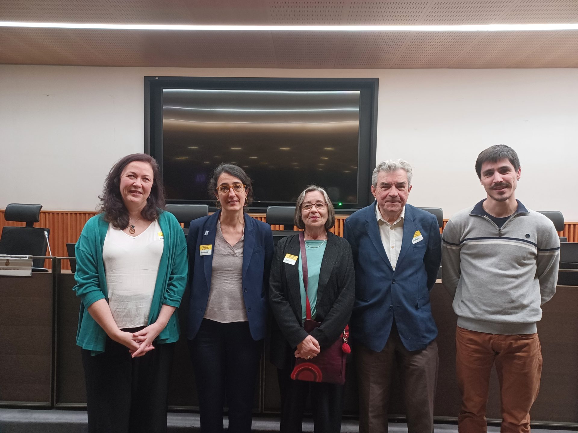Soledad Gallego, directora de ClientEarth en España y Mediterráneo; Teresa Gil, responsable del programa de aguas de WWF España; Susana Gil, de Red de Agua Pública; Leandro del Moral, profesor de la Universidad de Sevilla y miembro de la Fundación Nueva Cultura del Agua; y Dante Maschio, de Ingeniería Sin Fronteras y Aigua és Vida, quienes han presentado este lunes en el Congreso un manifiesto contra la revisión de la Directiva Marco del Agua. EFE/Tomás Frutos