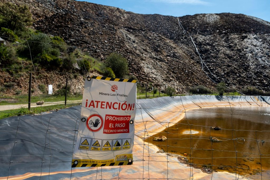 Greenpeace ha documentado con fotografías y vídeos cómo el agua almacenada en la corta de Aznalcóllar (Sevilla), que contiene los lodos tóxicos del desastre medioambiental ocurrido hace 28 años, se está "filtrando y contaminando" los ríos Agrio y Guadiamar y llegando al Guadalquivir. Pocas semanas antes de que se cumpla el 28 aniversario de la rotura de la balsa minera explotada entonces por la empresa Boliden, la organización ecologista ha denunciado que el drenaje ácido de aguas color azul turquesa alberga una gran cantidad de metales pesados. EFE/Greenpeace/Pedro Armestre -SÓLO USO EDITORIAL/SOLO USO PERMITIDO PARA ILUSTRAR LA NOTICIA QUE APARECE EN EL PIE DE FOTO (CRÉDITO OBLIGATORIO)-