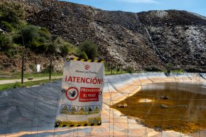 Greenpeace ha documentado con fotografías y vídeos cómo el agua almacenada en la corta de Aznalcóllar (Sevilla), que contiene los lodos tóxicos del desastre medioambiental ocurrido hace 28 años, se está "filtrando y contaminando" los ríos Agrio y Guadiamar y llegando al Guadalquivir. Pocas semanas antes de que se cumpla el 28 aniversario de la rotura de la balsa minera explotada entonces por la empresa Boliden, la organización ecologista ha denunciado que el drenaje ácido de aguas color azul turquesa alberga una gran cantidad de metales pesados. EFE/Greenpeace/Pedro Armestre -SÓLO USO EDITORIAL/SOLO USO PERMITIDO PARA ILUSTRAR LA NOTICIA QUE APARECE EN EL PIE DE FOTO (CRÉDITO OBLIGATORIO)-