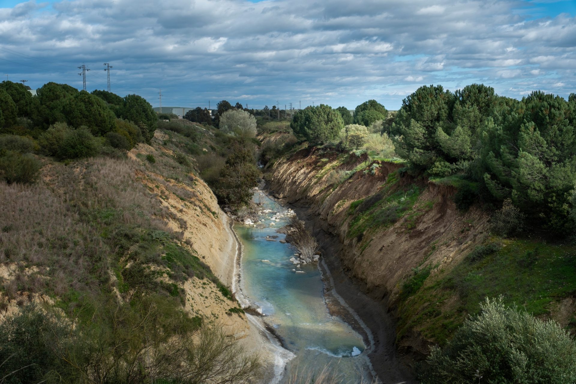 Greenpeace ha documentado con fotografías y vídeos cómo el agua almacenada en la corta de Aznalcóllar (Sevilla), que contiene los lodos tóxicos del desastre medioambiental ocurrido hace 28 años, se está "filtrando y contaminando" los ríos Agrio y Guadiamar y llegando al Guadalquivir. Pocas semanas antes de que se cumpla el 28 aniversario de la rotura de la balsa minera explotada entonces por la empresa Boliden, la organización ecologista ha denunciado que el drenaje ácido de aguas color azul turquesa alberga una gran cantidad de metales pesados. EFE/Greenpeace/Pedro Armestre -SÓLO USO EDITORIAL/SOLO USO PERMITIDO PARA ILUSTRAR LA NOTICIA QUE APARECE EN EL PIE DE FOTO (CRÉDITO OBLIGATORIO)-