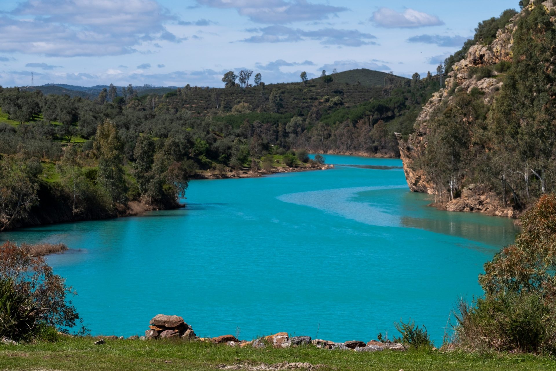 Greenpeace ha documentado con fotografías y vídeos cómo el agua almacenada en la corta de Aznalcóllar (Sevilla), que contiene los lodos tóxicos del desastre medioambiental ocurrido hace 28 años, se está "filtrando y contaminando" los ríos Agrio y Guadiamar y llegando al Guadalquivir. Pocas semanas antes de que se cumpla el 28 aniversario de la rotura de la balsa minera explotada entonces por la empresa Boliden, la organización ecologista ha denunciado que el drenaje ácido de aguas color azul turquesa alberga una gran cantidad de metales pesados. EFE/Greenpeace/Pedro Armestre -SÓLO USO EDITORIAL/SOLO USO PERMITIDO PARA ILUSTRAR LA NOTICIA QUE APARECE EN EL PIE DE FOTO (CRÉDITO OBLIGATORIO)-