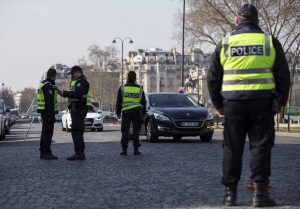 En la imagen de archivo, agentes de la Policía francesa establecen un control para comprobar que los vehículos con matrícula par no entren en la capital francesa. EFE/IAN LANGSDON