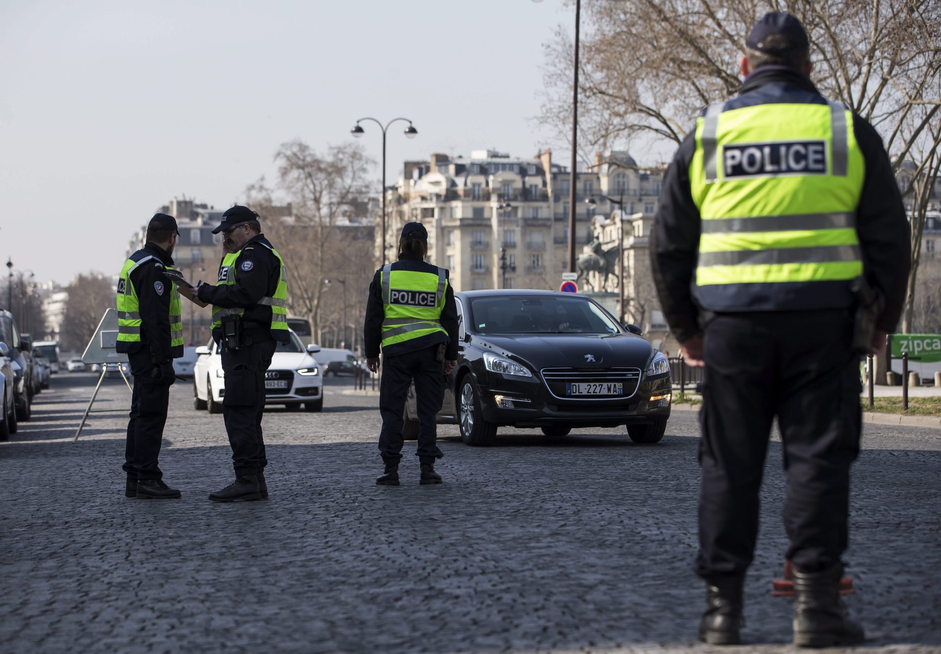 En la imagen de archivo, agentes de la Policía francesa establecen un control para comprobar que los vehículos con matrícula par no entren en la capital francesa. EFE/IAN LANGSDON