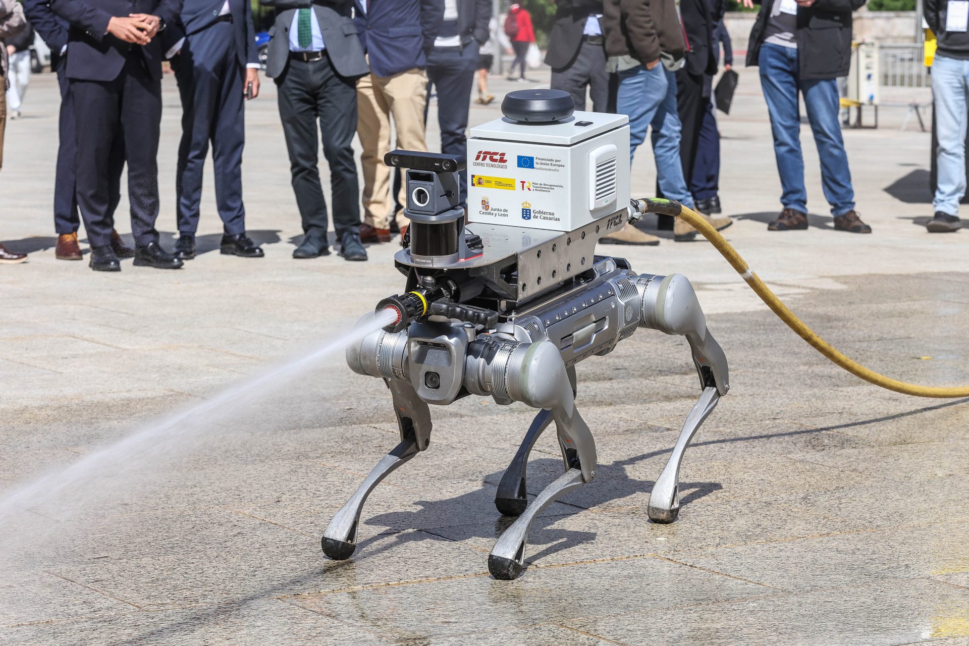 BURGOS, 05/05/2026.- Robótica, inteligencia artificial y simulación revolucionan la gestión forestal y la extinción de incendios con innovaciones como un robot cuadrúpedo que, a modo de perro-bombero, puede operar en entornos extremos y facilita las labores de extinción en zonas de difícil acceso. El robot, diseñado por el ITCL Centro Tecnológico de Castilla y León, se ha presentado en el I Congreso Internacional de Digitalización Forestal, que reúne en Burgos a 400 profesionales, entre expertos, instituciones y empresas, para analizar el impacto de la tecnología en la gestión forestal. EFE/ITCL Centro Tecnológico *****SOLO USO EDITORIAL/SOLO DISPONIBLE PARA ILUSTRAR LA NOTICIA QUE ACOMPAÑA (CRÉDITO OBLIGATORIO) *****
