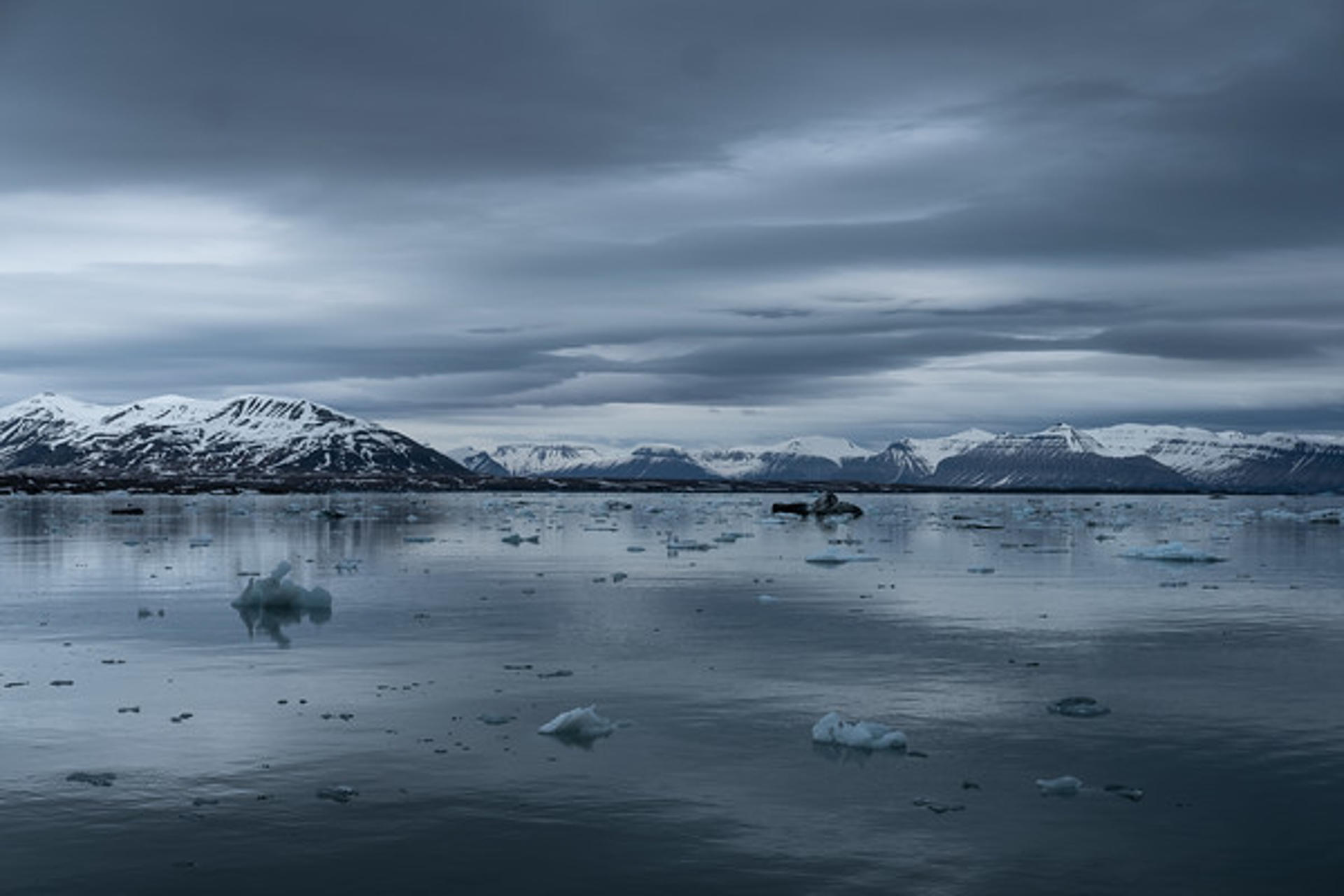 Greenpeace inicia este viernes la primera expedición -de un mes de duración- a aguas profundas del Ártico, un periplo en el que viajarán científicos de España, Suecia, Alemania y Noruega, con el objetivo de explorar sus ecosistemas en aguas internacionales y recopilar evidencias científicas sobre la necesidad de crear áreas marinas protegidas. Fotografía facilitada por la organización ecologista.