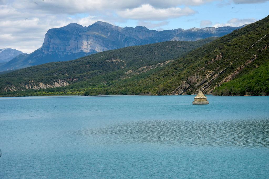 Estado del embalse de Mediano en la provincia de Huesca, que se encuentra al 94 % de su capacidad. EFE/Javier Blasco