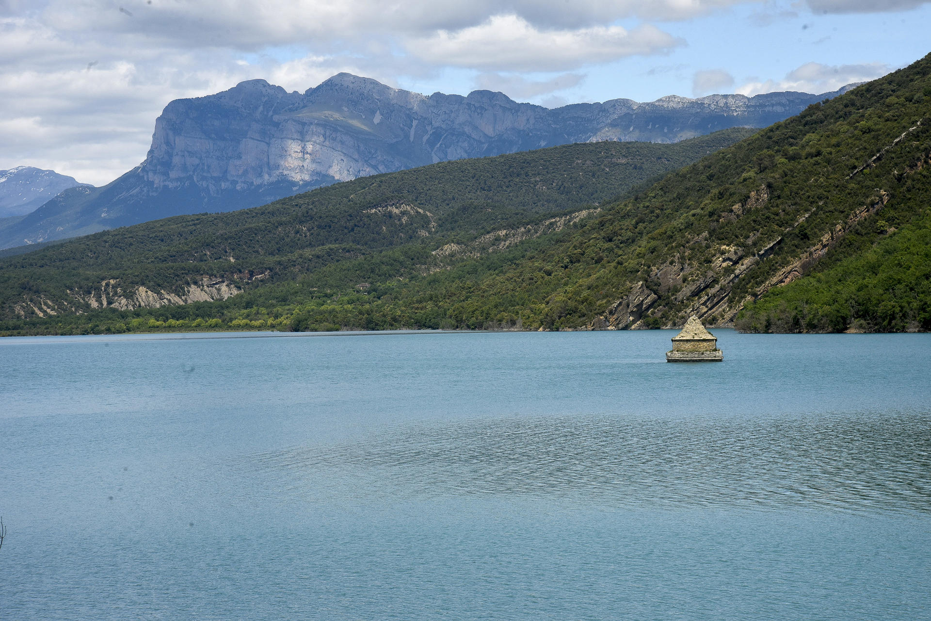 Estado del embalse de Mediano en la provincia de Huesca, que se encuentra al 94 % de su capacidad. EFE/Javier Blasco