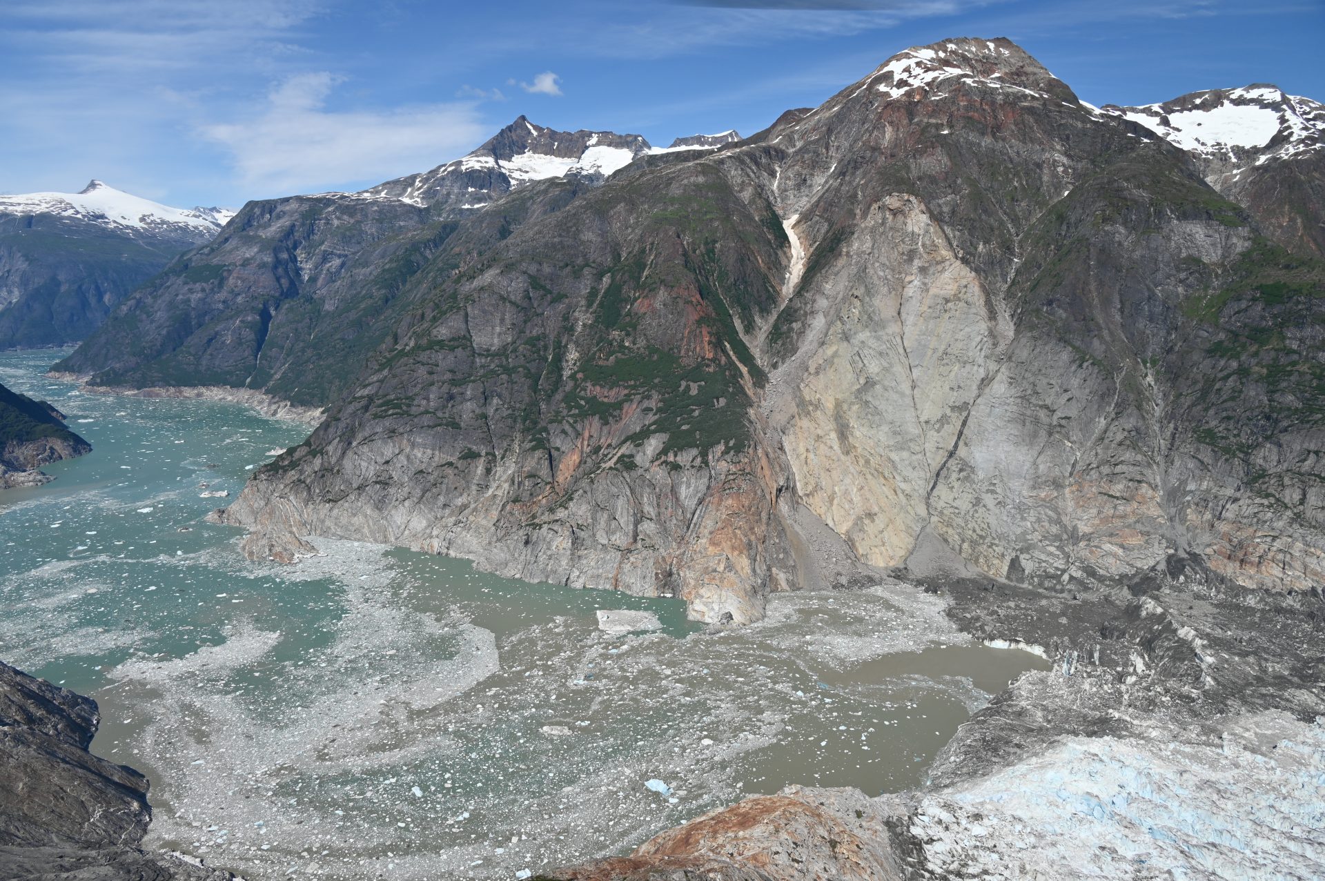 Fotografía aérea oblicua del deslizamiento de tierra ocurrido el 10 de agosto de 2025, en la desembocadura del glaciar South Sawyer hacia el fiordo Tracy Arm, al soreste de Alaska. Este deslizamiento provocó un potente tsunami que hoy se analiza en la revista Science. La foto se tomó el 13 de agosto de 2025 por parte del Servicio Geológico de los Estados Unidos. Puede verse la línea de corte a lo largo del lado más alejado del fiordo, causada por el tsunami que arrasó la vegetación de las paredes. Imagen cedida por Cyrus Read/Servicio Geológico de los Estados Unidos