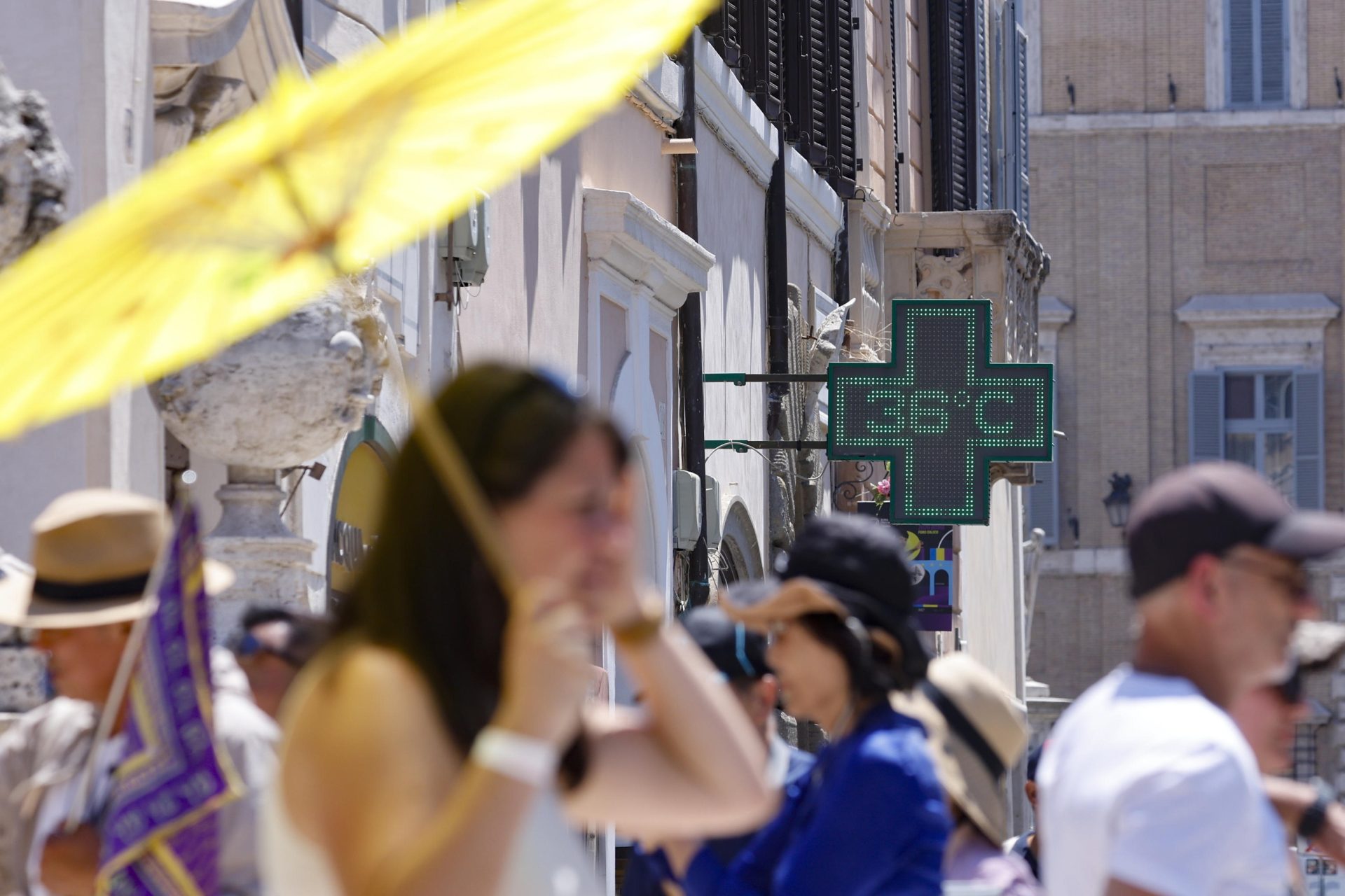 ROME (Italy), 27/05/2026.- A thermometer displays the temperature during a heatwave in Rome, Italy, 27 May 2026. (Italia, Roma) EFE/EPA/FABIO FRUSTACI