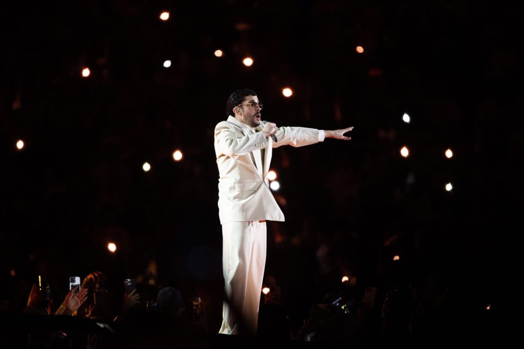 AME1192. SANTO DOMINGO (REPÚBLICA DOMINICANA), 21/11/2025.- El cantante puertorriqueño Bad Bunny se presenta durante un concierto como parte de su gira mundial ‘DeBÍ TiRAR MáS FOToS World Tour’ este viernes, en el estadio Olímpico Félix Sánchez, en Santo Domingo (República Dominicana). EFE/ Orlando Barría