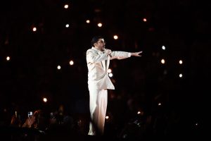 AME1192. SANTO DOMINGO (REPÚBLICA DOMINICANA), 21/11/2025.- El cantante puertorriqueño Bad Bunny se presenta durante un concierto como parte de su gira mundial ‘DeBÍ TiRAR MáS FOToS World Tour’ este viernes, en el estadio Olímpico Félix Sánchez, en Santo Domingo (República Dominicana). EFE/ Orlando Barría