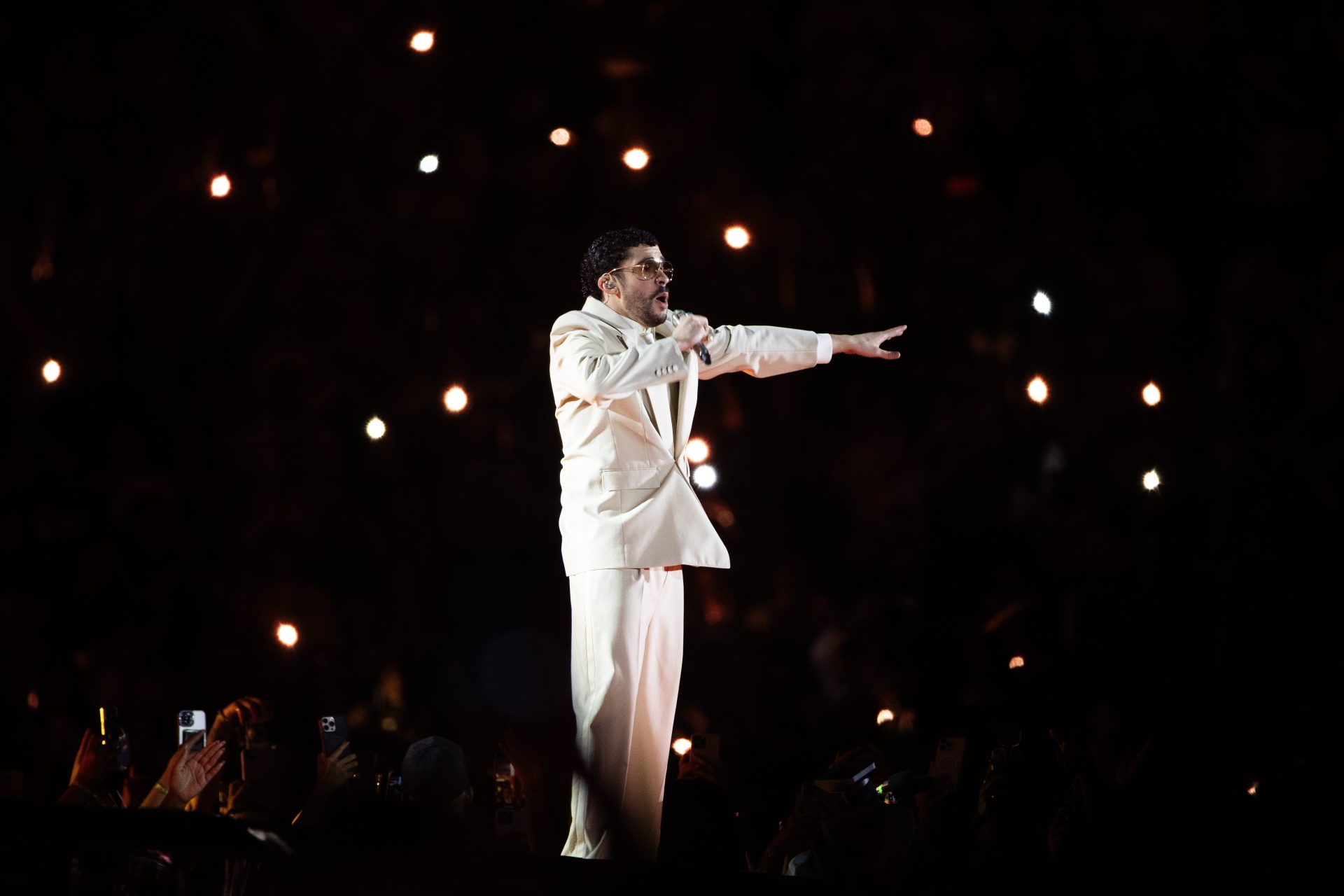 AME1192. SANTO DOMINGO (REPÚBLICA DOMINICANA), 21/11/2025.- El cantante puertorriqueño Bad Bunny se presenta durante un concierto como parte de su gira mundial ‘DeBÍ TiRAR MáS FOToS World Tour’ este viernes, en el estadio Olímpico Félix Sánchez, en Santo Domingo (República Dominicana). EFE/ Orlando Barría