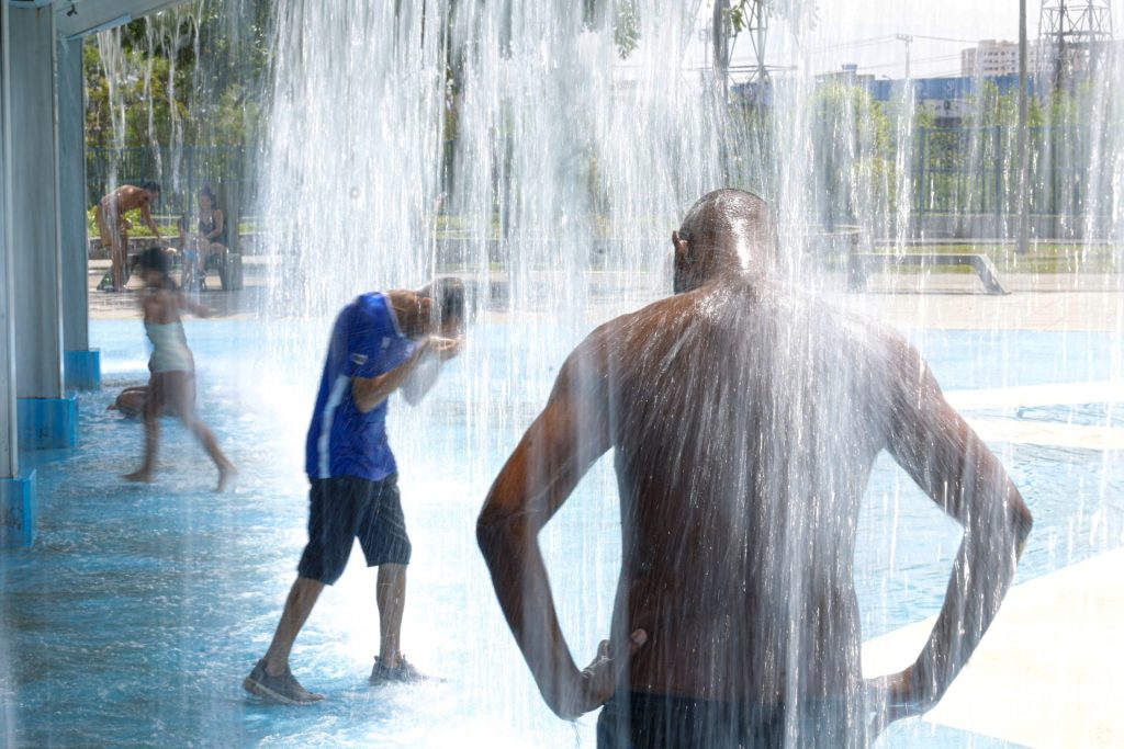AME9659. RÍO DE JANEIRO (BRASIL), 12/02/2025.- Personas acuden por ola de calor a las cascadas del Parque de Madureira este miércoles, en Río de Janeiro (Brasil). EFE/ Antonio Lacerda