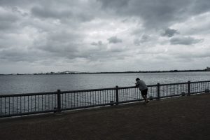 Lake Charles (United States), 26/08/2020.- Teancun Clark checks the weather on his phone as the first band of storm clouds from Hurricane Laura hang overhead in Lake Charles, Louisiana, USA, 26 August 2020. Hurricane Laura is predicted to make landfall on the Louisiana/Texas border early 27 August. (Estados Unidos) EFE/EPA/DAN ANDERSON