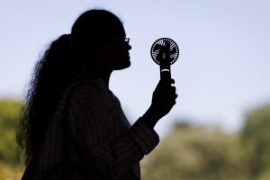 LONDON (United Kingdom), 26/05/2026.- A person uses an electric fan to cool down during a heatwave in London, Britain, 26 May 2026. The record for the hottest May day on record in the UK is broken again with 35 Celsius degrees recorded in London during the heatwave. The UK Health Security Agency has issued an amber heat health alert for south-west England, bringing the number of amber alerts during the heatwave to six. (Reino Unido, Londres) EFE/EPA/TOLGA AKMEN
