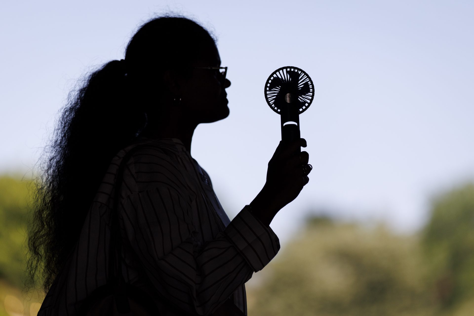LONDON (United Kingdom), 26/05/2026.- A person uses an electric fan to cool down during a heatwave in London, Britain, 26 May 2026. The record for the hottest May day on record in the UK is broken again with 35 Celsius degrees recorded in London during the heatwave. The UK Health Security Agency has issued an amber heat health alert for south-west England, bringing the number of amber alerts during the heatwave to six. (Reino Unido, Londres) EFE/EPA/TOLGA AKMEN