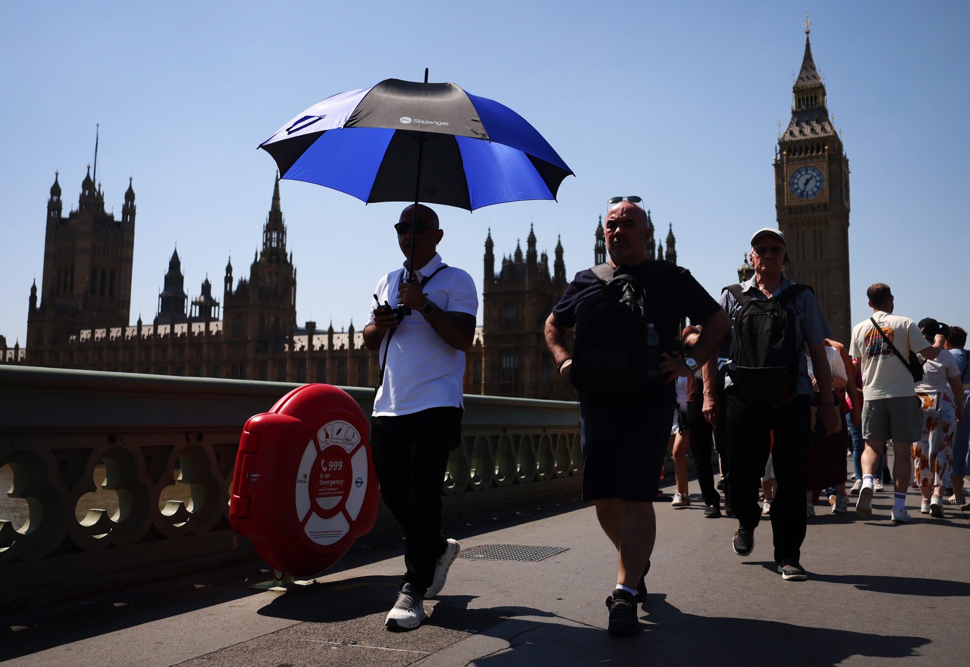 LONDON (United Kingdom), 25/05/2026.- A pedestrian shelters from the sun on Westminster Bridge in London, Britain, 25 May 2026. The UK has recored it’s hottest May day on record expected to reach temperatures of 35 Celcius as a heat wave continues. (Reino Unido, Londres) EFE/EPA/ANDY RAIN