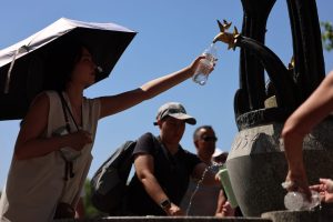 LONDON (United Kingdom), 25/05/2026.- People fill water bottles at a park in London, Britain, 25 May 2026. The UK has recored it’s hottest May day on record expected to reach temperatures of 35 Celcius as a heat wave continues. (Reino Unido, Londres) EFE/EPA/ANDY RAIN