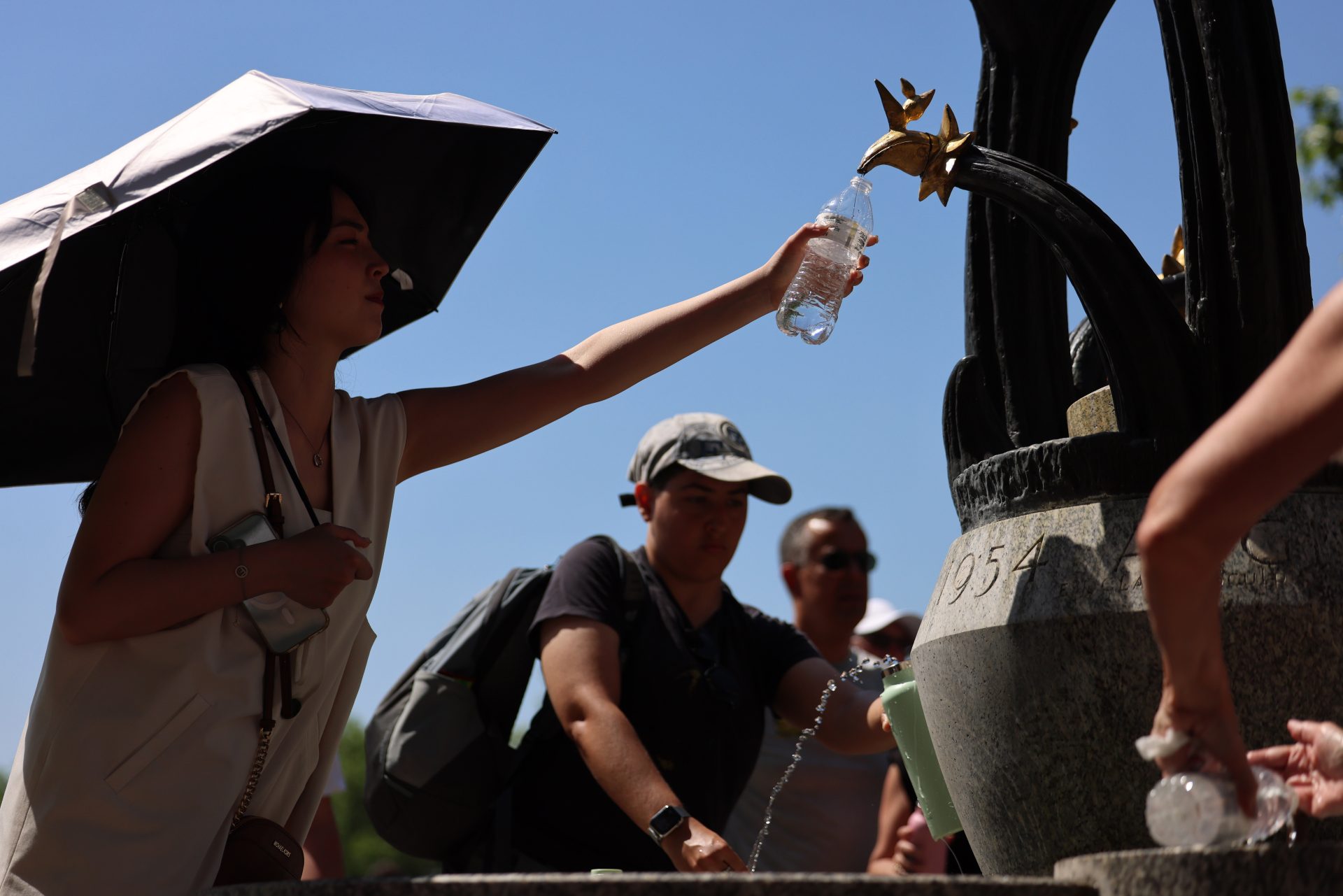 LONDON (United Kingdom), 25/05/2026.- People fill water bottles at a park in London, Britain, 25 May 2026. The UK has recored it’s hottest May day on record expected to reach temperatures of 35 Celcius as a heat wave continues. (Reino Unido, Londres) EFE/EPA/ANDY RAIN