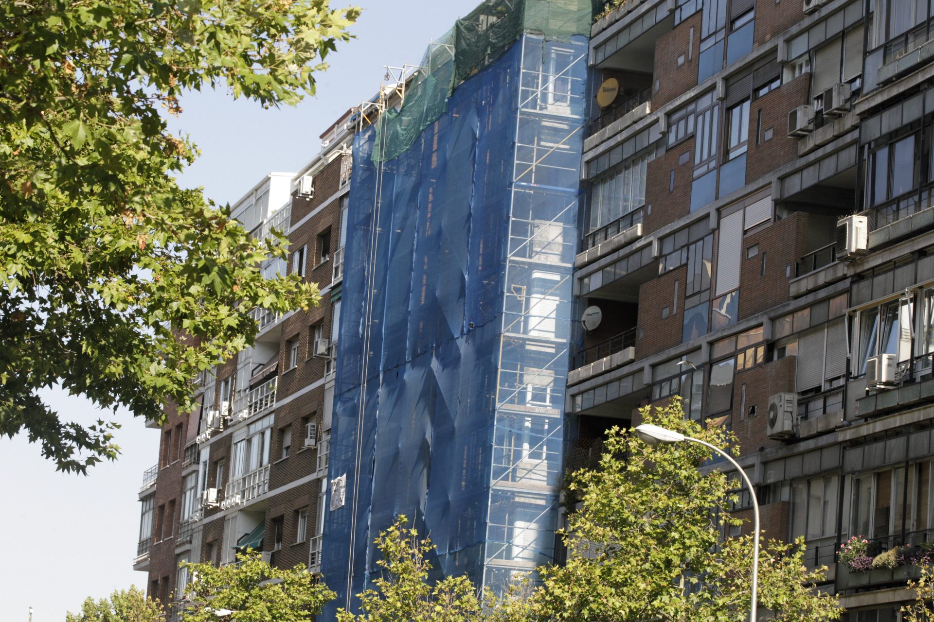 MADRID, 02/08/2019.- Rehabilitación de la fachada de uno de los edificios de la calle Santa Engracia de Madrid.EFE/Marcel Guinot