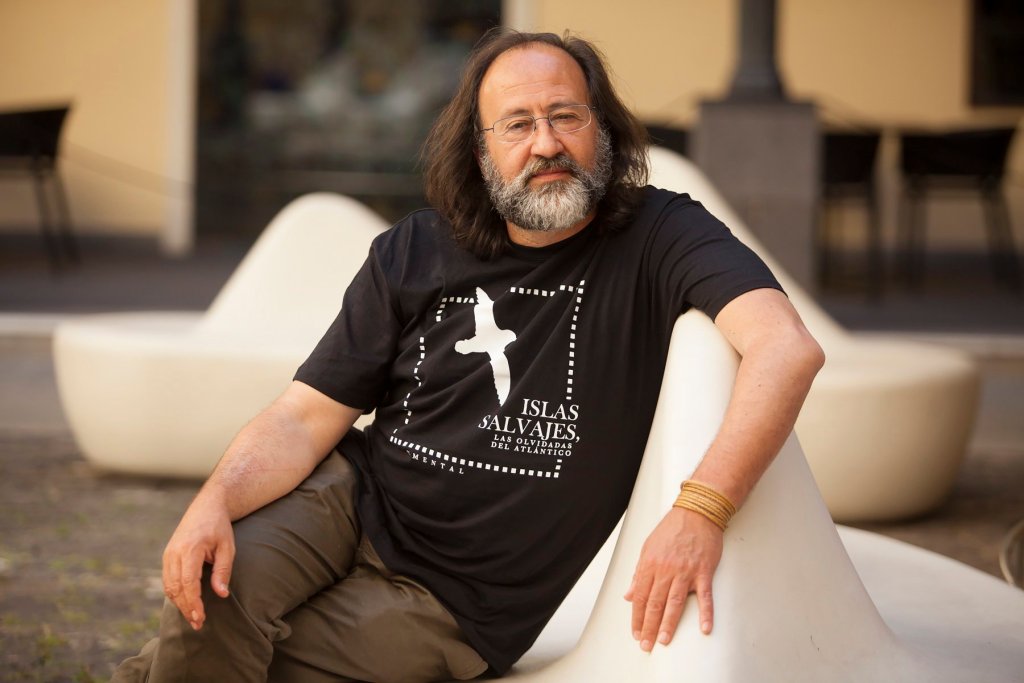 GRA075. SANTA CRUZ DE TENERIFE, 26/05/2016.- El naturalista, cineasta y documentalista Luis Miguel Domínguez, durante la entrevista que ha concedido a la Agencia EFE con motivo de de su participación en el III Festival de Jazz y Fotografía de la Naturaleza #NaturaJazz 2016. Domínguez ha afirmado que el medio ambiente debe ser prioritario para el próximo Gobierno español pese a que en las campañas electorales se ha dejado "de lado", y advierte de que es necesario "colarse en las instituciones" y no permanecer "en la trinchera". EFE/Ramón de La Rocha