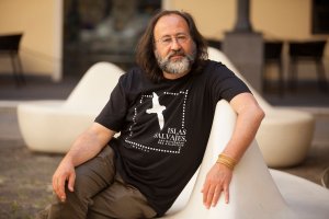 GRA075. SANTA CRUZ DE TENERIFE, 26/05/2016.- El naturalista, cineasta y documentalista Luis Miguel Domínguez, durante la entrevista que ha concedido a la Agencia EFE con motivo de de su participación en el III Festival de Jazz y Fotografía de la Naturaleza #NaturaJazz 2016. Domínguez ha afirmado que el medio ambiente debe ser prioritario para el próximo Gobierno español pese a que en las campañas electorales se ha dejado "de lado", y advierte de que es necesario "colarse en las instituciones" y no permanecer "en la trinchera". EFE/Ramón de La Rocha