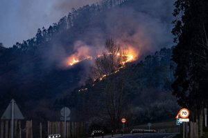 HERRERA DE IBIO (CANTABRIA), 04/03/2026.- Vista del incendio este miércoles, en un monte cercano a la localidad cántabra de Herrera de Ibio. EFE/ Román G. Aguilera