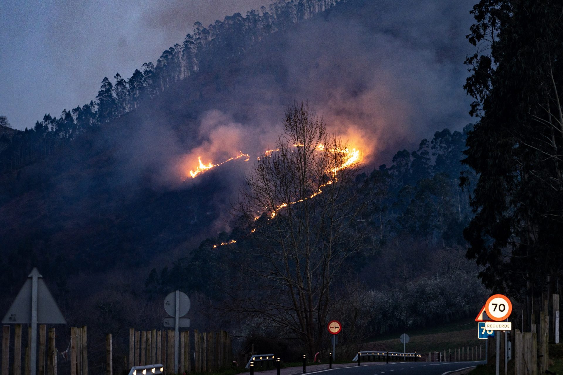 HERRERA DE IBIO (CANTABRIA), 04/03/2026.- Vista del incendio este miércoles, en un monte cercano a la localidad cántabra de Herrera de Ibio. EFE/ Román G. Aguilera