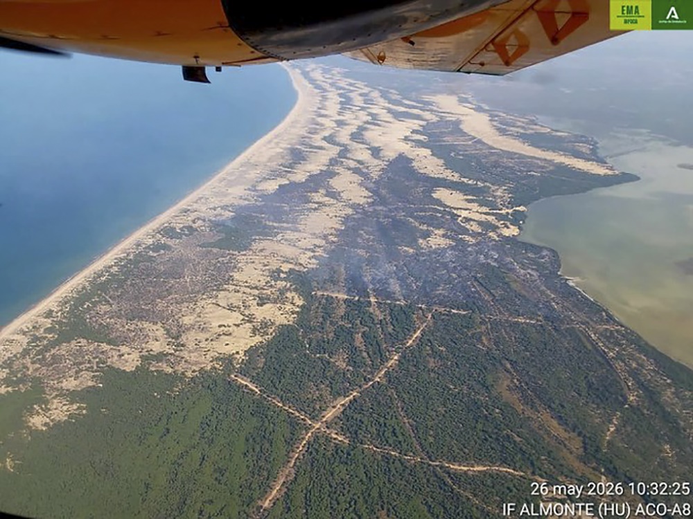 RICÓN DEL MEMBRILLO (HUELVA), 26/05/2026.-Imagen publicada en la cuenta de EMA Infoca en la red social X del paraje del Rincón del Membrillo, en Huelva, desde el avión de coordinación ACOA8. Diez medios aéreos se irán incorporando de manera escalonada durante la mañana de este martes a las tareas de extinción del incendio en el paraje del Rincón del Membrillo de Almonte (Huelva), en el Parque Nacional de Doñana, que desde que se declarara el domingo a las 18.00 horas permanece activo. EFE/ EMA INFOCA en su cuenta en la red social X SOLO USO EDITORIAL/SOLO DISPONIBLE PARA ILUSTRAR LA NOTICIA QUE ACOMPAÑA (CRÉDITO OBLIGATORIO)