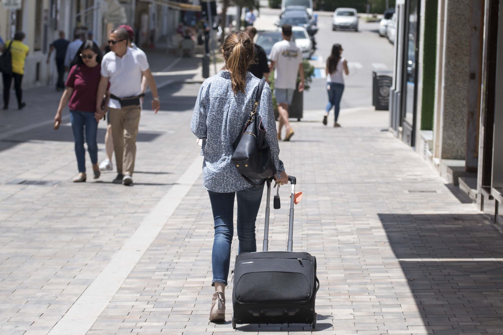 Una mujer camina hoy por Mahón, Menorca. EFE/ David Arquimbau Sintes