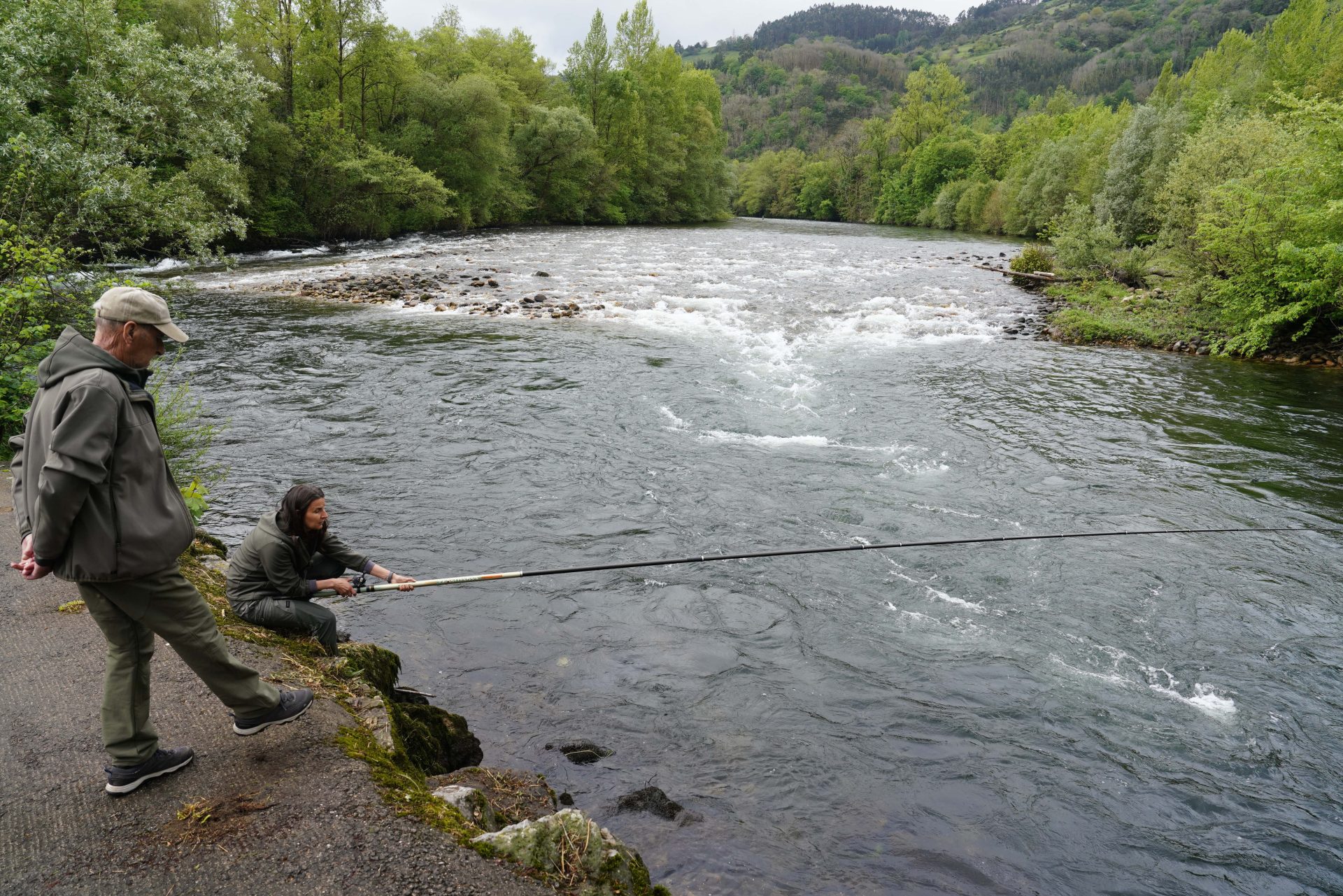 Río Narcea, 18/04/2026.- Pescadores en el río Narcea esta mañana. Cientos de pescadores salen este sábado en busca del preciado 'campanu', el primer salmón en ser capturado cada año en los ríos asturianos, y que el pasado año alcanzó un precio de 10.100 euros en la tradicional subasta. EFE/Paco Paredes